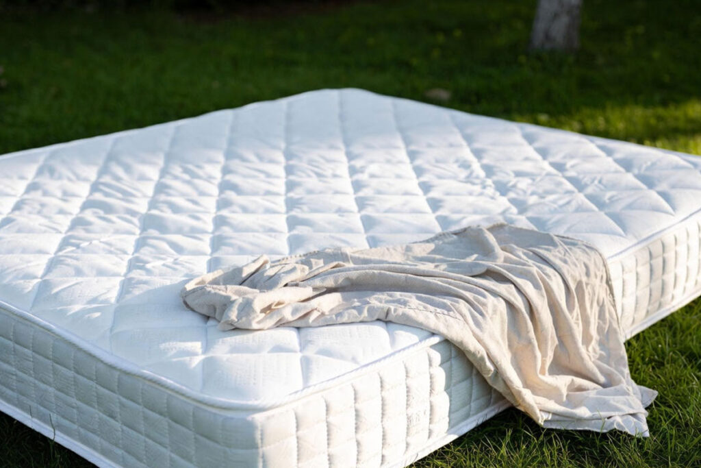 از بین بردن لکه قهوه بر روی تشک