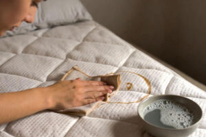 پاک کردن لکه قهوه از تشک