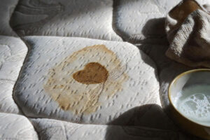 پاک کردن لکه چایی از تشک