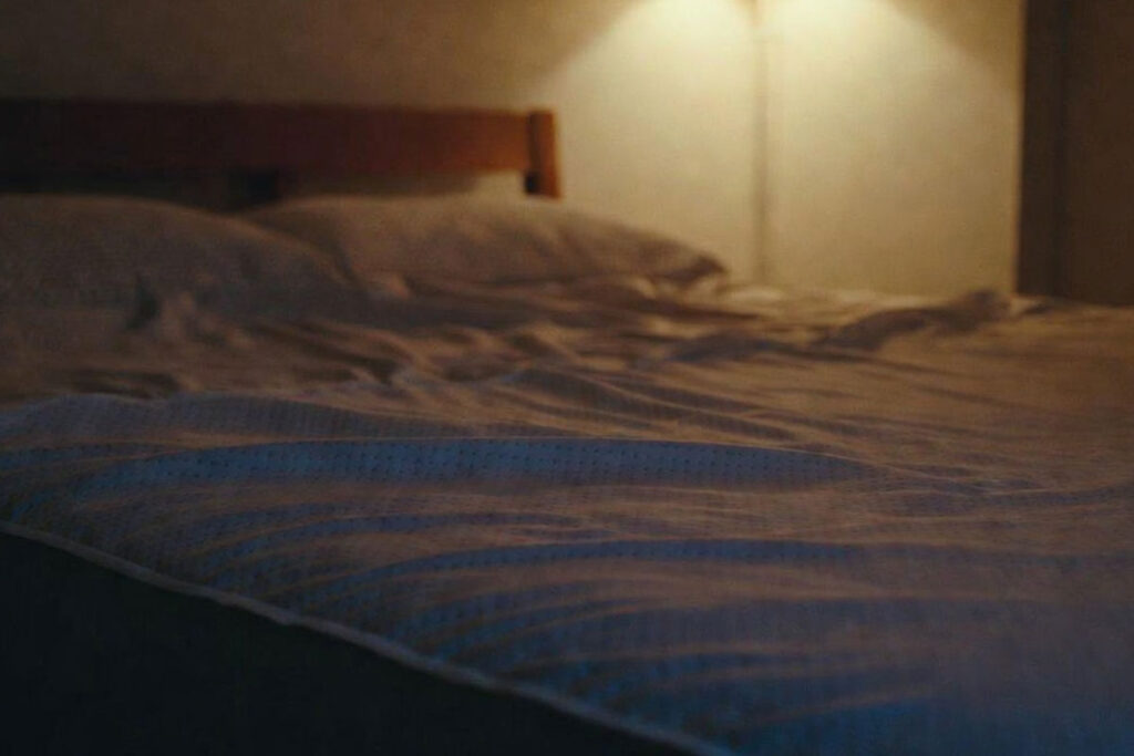 بهترین حالت خوابیدن روی تشک برای شکستگی مهره کمر